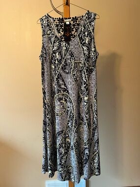 World Unity Black and White Paisley Sleeveless V-Neck Dress